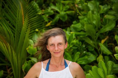 Kadın portresi ve gür tropik yeşillik