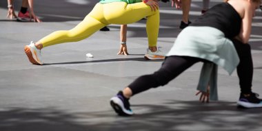 Yazın açık hava fitness sınıfındakiler.