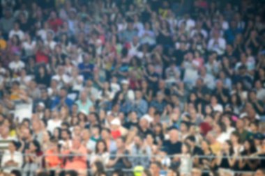 Bulanık kalabalık bir etkinlikte