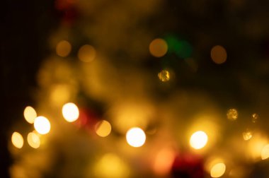 Noel ağacı arkaplanındaki Bokeh ışıkları