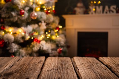 Ahşap masa ve arka planda bulanık Noel ağacı 