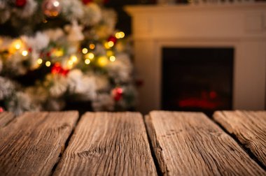 Ahşap masa ve arka planda bulanık Noel ağacı 