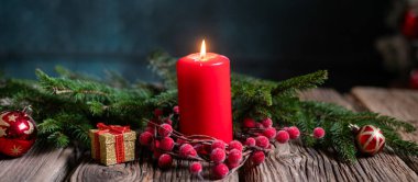  Kırsal ağaçta kırmızı Noel Mumları 