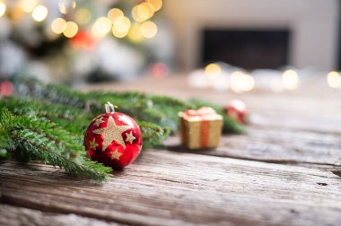 Yılbaşı tebrik kartı, açık rustik ahşap mumlar, fotokopi alanı, afiş, başlık, panorama ile Xmas arkaplanı 