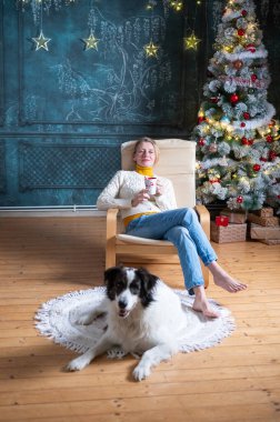 Noel 'de bir kadın köpeğiyle vakit geçiriyor.