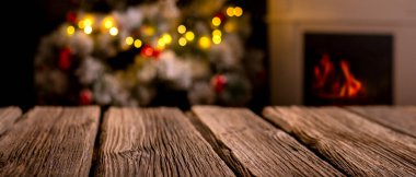 Ahşap masa ve arka planda bulanık Noel ağacı 