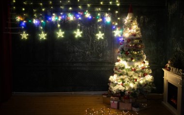Güzel Noel ağacı ve tatil ışıkları