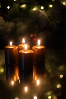 Advent ve Christmas için yanan dört mum