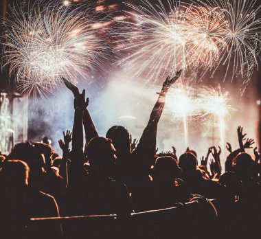 tezahürat kalabalık ve havai fişek - yeni yıl kutlama kavramı