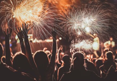 tezahürat kalabalık ve havai fişek - yeni yıl kutlama kavramı