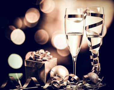 arka plan - Fireworks yeni yıl itibariyle tatil üzerinde köpüklü şampanya bardağı ile toasting ve alanı kopyalayın