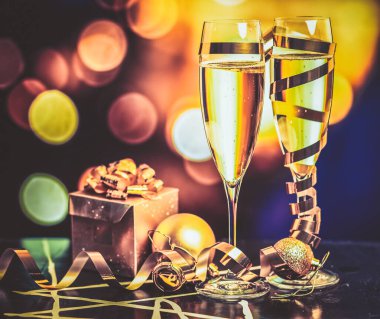 arka plan - Fireworks yeni yıl itibariyle tatil üzerinde köpüklü şampanya bardağı ile toasting ve alanı kopyalayın