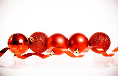 Beyaz arkaplanda noel süslemeleri