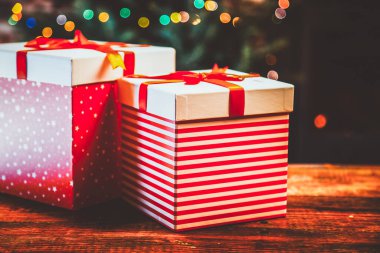 Festival kırmızı hediye kutuları beklemede yanan şömine ve Noel ağacı - rahat ev