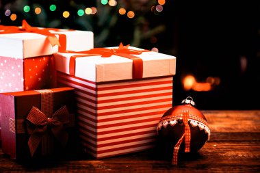 Festival kırmızı hediye kutuları beklemede yanan şömine ve Noel ağacı - rahat ev