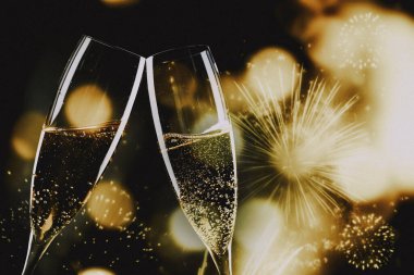 arka plan - Fireworks yeni yıl itibariyle tatil üzerinde köpüklü şampanya bardağı ile toasting ve alanı kopyalayın