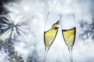 arka plan - Fireworks yeni yıl itibariyle tatil üzerinde köpüklü şampanya bardağı ile toasting ve alanı kopyalayın