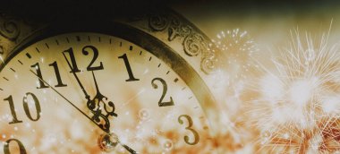 Yılbaşı gece yarısı - havai fişek ve tatil ışıkları ile eski saat