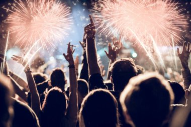 tezahürat kalabalık ve havai fişek - yeni yıl kutlama kavramı