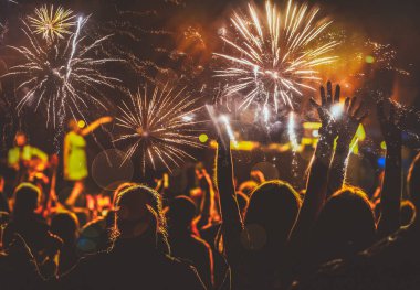 Yeni yıl konsepti - kalabalığı ve havai fişekleri neşelendirmek