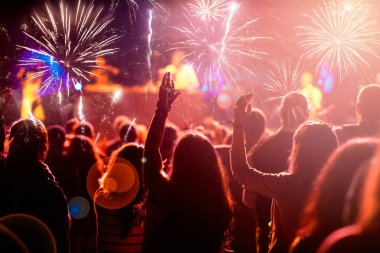Yeni yıl konsepti - kalabalığı ve havai fişekleri neşelendirmek