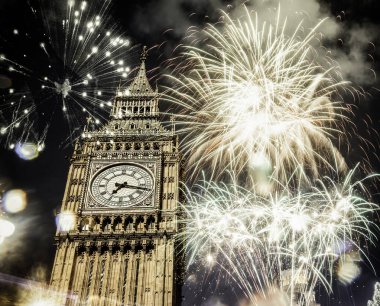 Patlayıcı havai fişek gökyüzüne Big Ben etrafında doldurur. New Year's Eve kutlama arka plan