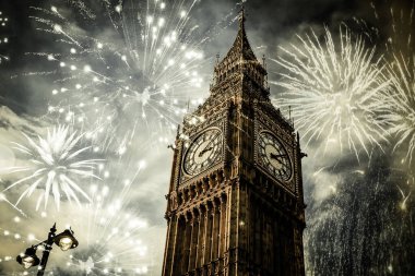 Patlayıcı havai fişek gökyüzüne Big Ben etrafında doldurur. New Year's Eve kutlama arka plan