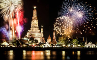 Egzotik Yeni Yıl - Bangkok Yeni Yıl Havai fişekleri Wat Arun Tapınağı, Bangkok, Tayland