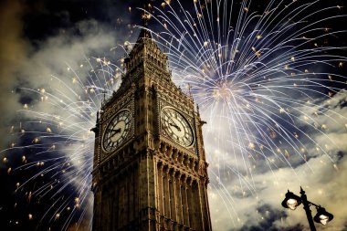 Patlayıcı havai fişek gökyüzüne Big Ben etrafında doldurur. New Year's Eve kutlama arka plan