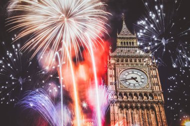Patlayıcı havai fişek gökyüzüne Big Ben etrafında doldurur. New Year's Eve kutlama arka plan