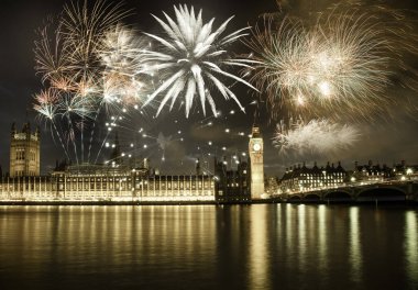 Patlayıcı havai fişek gökyüzüne Big Ben etrafında doldurur. New Year's Eve kutlama arka plan