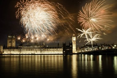 Patlayıcı havai fişek gökyüzüne Big Ben etrafında doldurur. New Year's Eve kutlama arka plan
