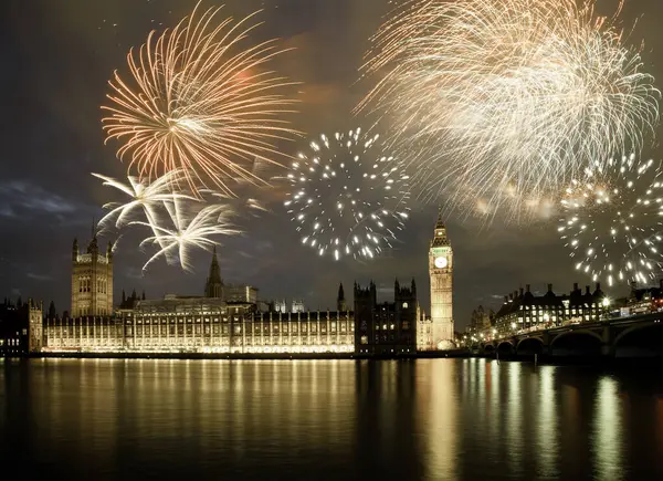 Patlayıcı havai fişek gökyüzüne Big Ben etrafında doldurur. New Year's Eve kutlama arka plan