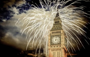 Patlayıcı havai fişek gökyüzüne Big Ben etrafında doldurur. New Year's Eve kutlama arka plan