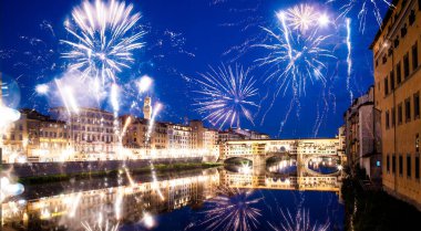 Florence, İtalya - ponte vecchio Nehri üzerinde çevresinde patlayıcı havai fişek yeni yıl kutlama arno