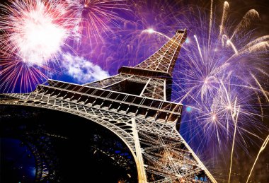 City - Eyfel Kulesi (Paris, Fransa) havai fişek ile yeni yıl kutlama