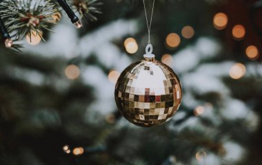 köknar ağacı üzerinde altın Noel süs