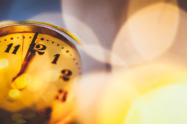 Yılbaşı gece yarısı - saat saat on iki yönünde holiday lights ile