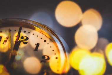 Yılbaşı gece yarısı - saat saat on iki yönünde holiday lights ile