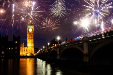 Patlayıcı havai fişek gökyüzüne Big Ben etrafında doldurur. Yeni yıl arifesi kutlamaları şehir