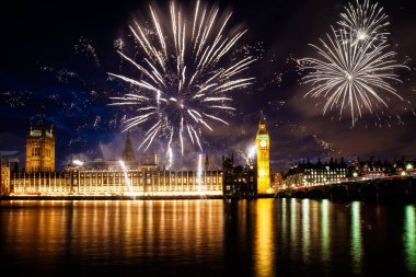 Patlayıcı havai fişek gökyüzüne Big Ben etrafında doldurur. Yeni yıl arifesi kutlamaları şehir