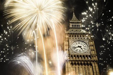 Patlayıcı havai fişek gökyüzüne Big Ben etrafında doldurur. New Year's Eve kutlama arka plan