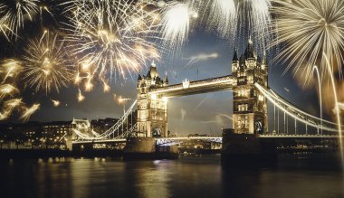 Tower bridge ile havai fişek, Londra, İngiltere'de yeni yıl kutlamaları