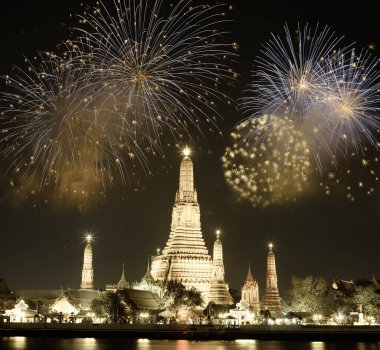 Egzotik Yeni Yıl - Bangkok Yeni Yıl Havai fişekleri Wat Arun Tapınağı, Bangkok, Tayland.