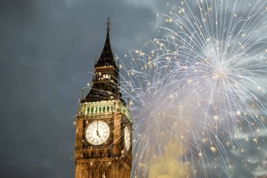 Patlayıcı havai fişek gökyüzüne Big Ben etrafında doldurur. New Year's Eve kutlama arka plan
