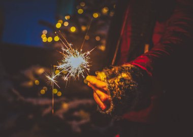 bir kış gecesi nde parıltıtutan kadın - mutlu yeni yıl