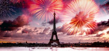 Paris 'te Eyfel Kulesi üzerinde havai fişek gösterisi