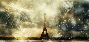 Paris 'te Eyfel Kulesi üzerinde havai fişek gösterisi