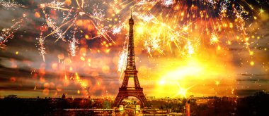 Paris 'te Eyfel Kulesi üzerinde havai fişek gösterisi