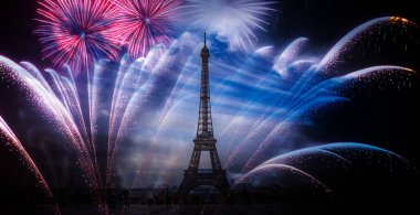 Paris 'te Eyfel Kulesi üzerinde havai fişek gösterisi